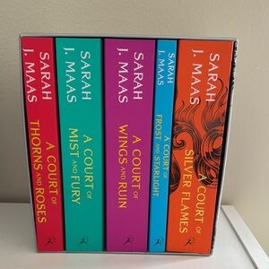 A Court of Thorns and Roses Set